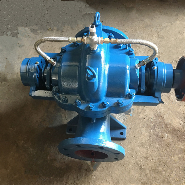 抗洪排澇雙吸泵、單級(jí)雙吸中開(kāi)泵離心泵的基本工作原理  離心泵在啟動(dòng)之前，  應(yīng)先用液體灌滿(mǎn)泵殼和吸液管道，  然后啟動(dòng)電機(jī)，  使葉輪和  液體做告訴旋轉(zhuǎn)運(yùn)動(dòng)，  液體收到離心力作用被甩出葉輪，  經(jīng)蝸殼形泵殼中的流道  而進(jìn)入離心泵的出口管道，  再輸入管網(wǎng)中去。  與此同時(shí)，  離心泵葉輪中心處由于  液體被甩出而形成真空區(qū)，  吸液池中的液體便在內(nèi)外壓力差作用下，  沿吸液管而  源源不斷地進(jìn)入葉輪吸液口，  又收到高速轉(zhuǎn)動(dòng)葉輪的作用，  液體被甩出葉輪而進(jìn)  入出口管道，如此循環(huán)，就形成了離心泵的